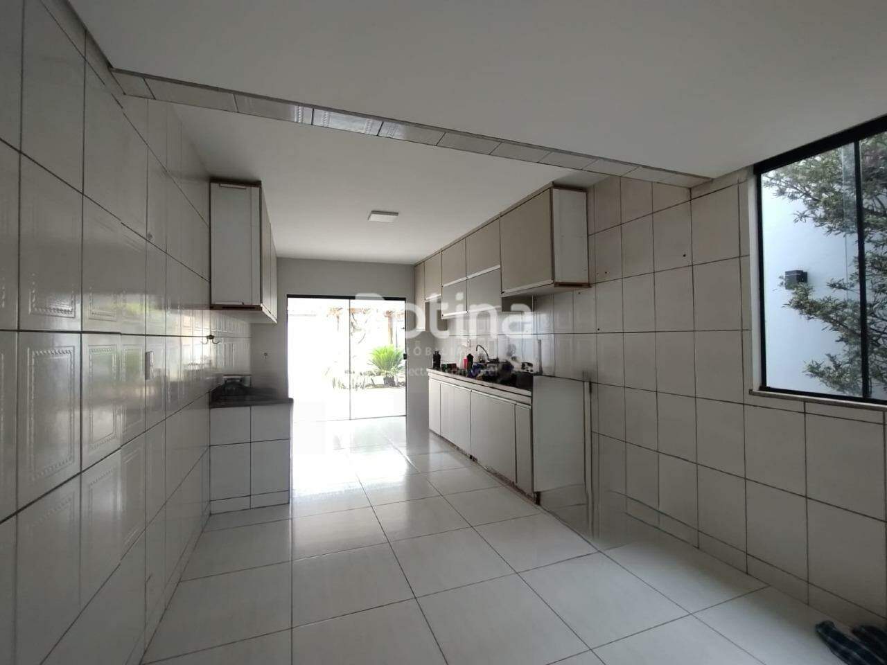 Casa para alugar, 4 quartos em Uberlândia no bairro Nossa Senhora das Graças no valor de R$ 3.300,00 - Rotina Imobiliária: 