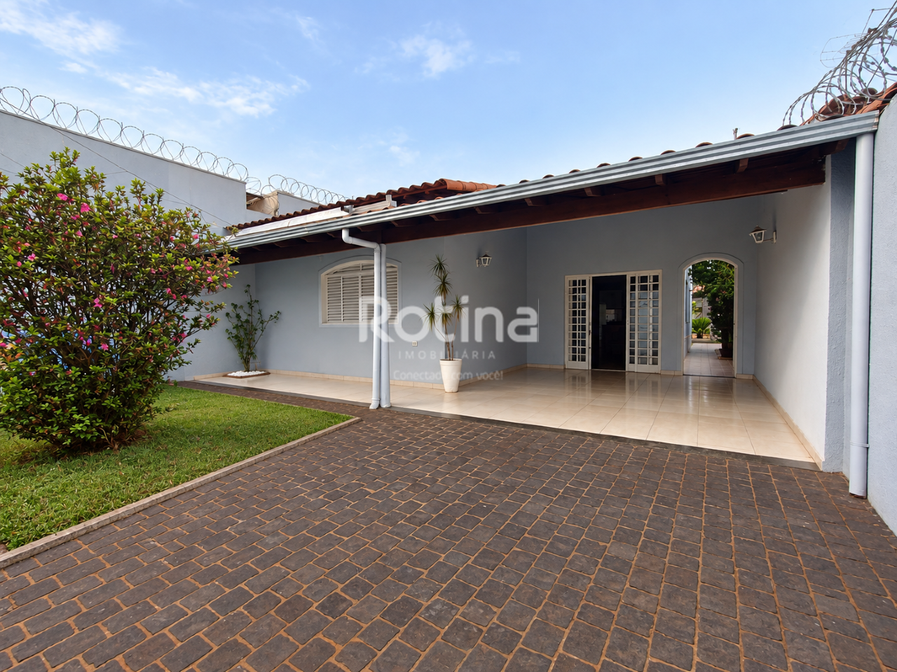Casa à venda, 4 quartos em Uberlândia no bairro Nossa Senhora das Graças no valor de R$ 750.000,00 - Rotina Imobiliária: 