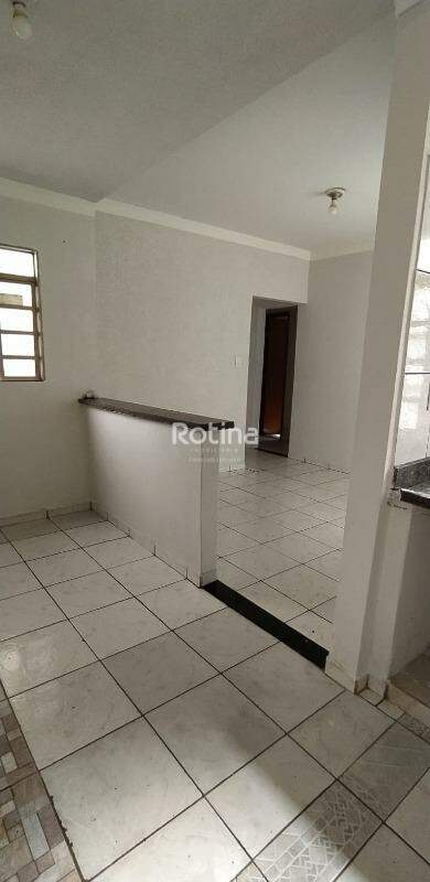Casa para alugar, 3 quartos em Uberlândia no bairro Santa Mônica no valor de R$ 2.400,00 - Rotina Imobiliária: 