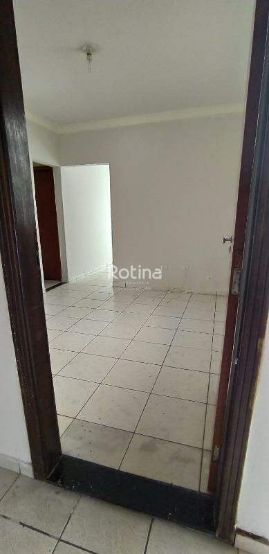 Casa para alugar, 3 quartos em Uberlândia no bairro Santa Mônica no valor de R$ 2.400,00 - Rotina Imobiliária: 