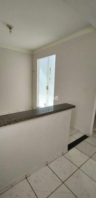 Casa para alugar, 3 quartos em Uberlândia no bairro Santa Mônica no valor de R$ 2.400,00 - Rotina Imobiliária: 
