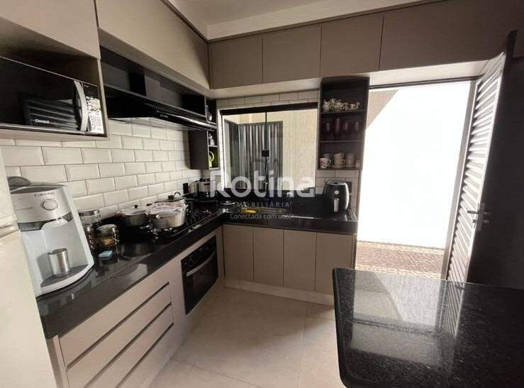 Casa à venda, 3 quartos em Uberlândia no bairro Jardim das Palmeiras no valor de R$ 650.000,00 - Rotina Imobiliária: cozinha