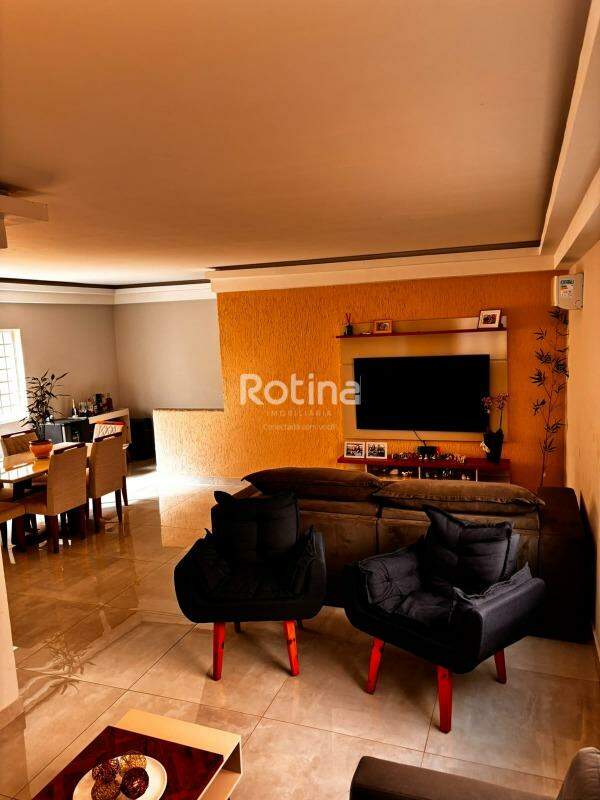 Casa para alugar, 3 quartos em Uberlândia no bairro Vigilato Pereira no valor de R$ 3.500,00 - Rotina Imobiliária: 