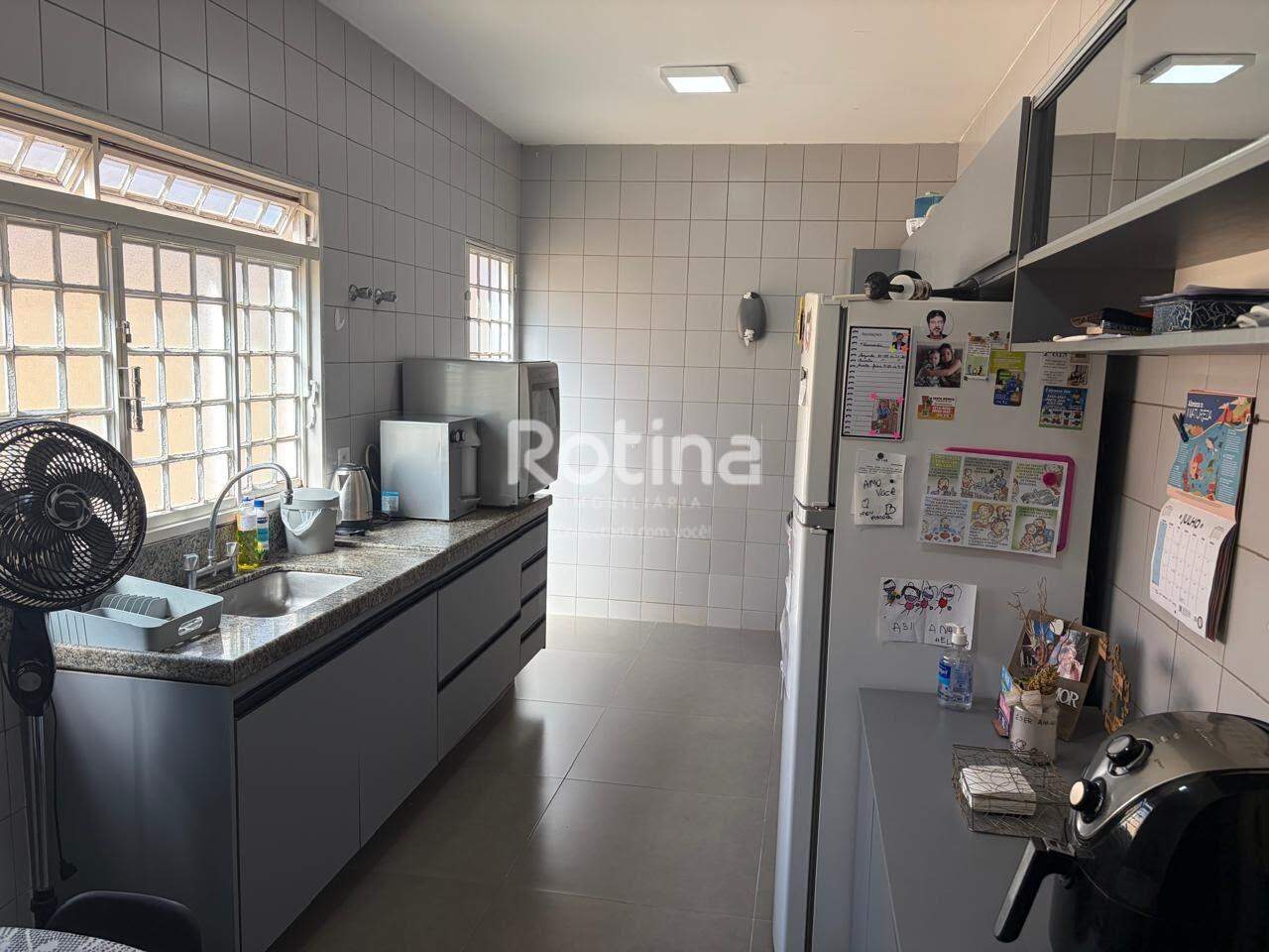 Casa para alugar, 3 quartos em Uberlândia no bairro Vigilato Pereira no valor de R$ 3.500,00 - Rotina Imobiliária: 
