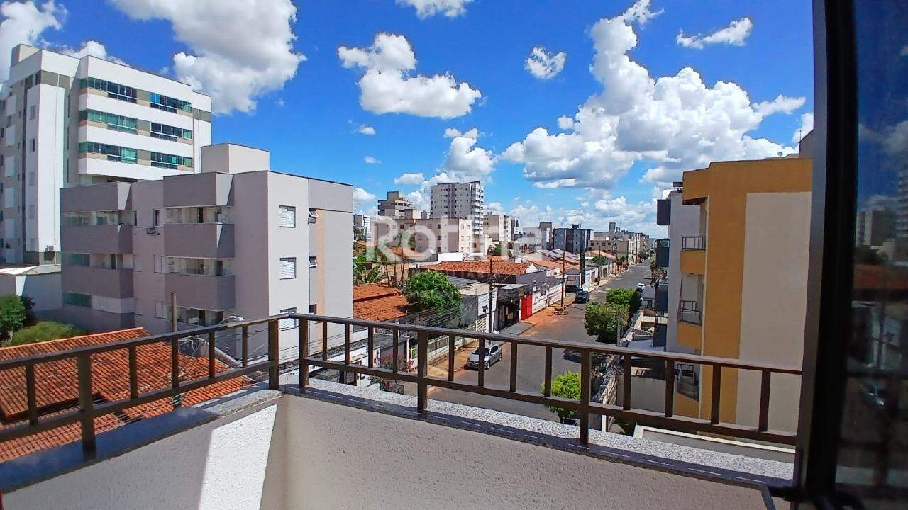 Apartamento para alugar, 3 quartos em Uberlândia no bairro Santa Mônica no valor de R$ 2.300,00 - Rotina Imobiliária: 