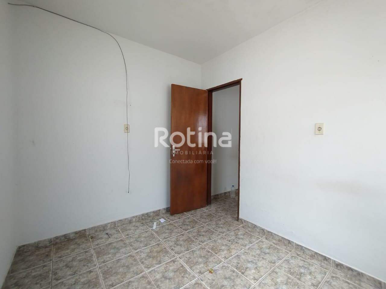 Casa para alugar, 2 quartos em Uberlândia no bairro Nossa Senhora Aparecida no valor de R$ 950,00 - Rotina Imobiliária: 
