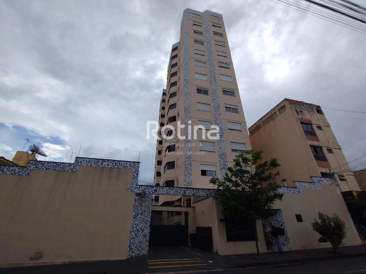 Apartamento para alugar, 3 quartos em Uberlândia no bairro Nossa Senhora Aparecida no valor de R$ 3.300,00 - Rotina Imobiliária: 