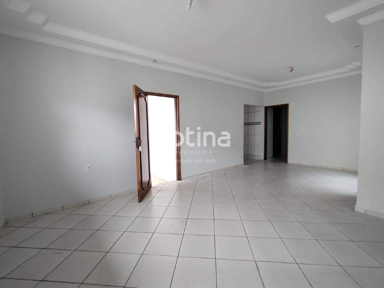 Casa para alugar, 3 quartos em Uberlândia no bairro Cidade Jardim no valor de R$ 2.500,00 - Rotina Imobiliária: 