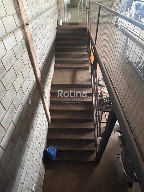 Galpão para alugar, em Uberlândia no bairro Distrito Industrial no valor de R$ 38.000,00 - Rotina Imobiliária: 