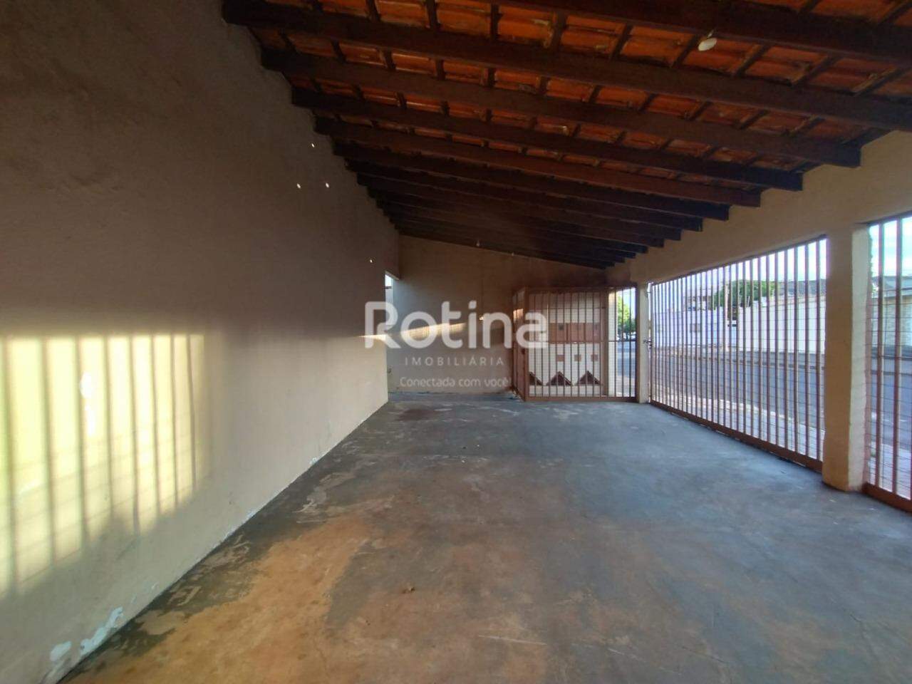 Casa para alugar, 3 quartos em Uberlândia no bairro Presidente Roosevelt no valor de R$ 1.650,00 - Rotina Imobiliária: 