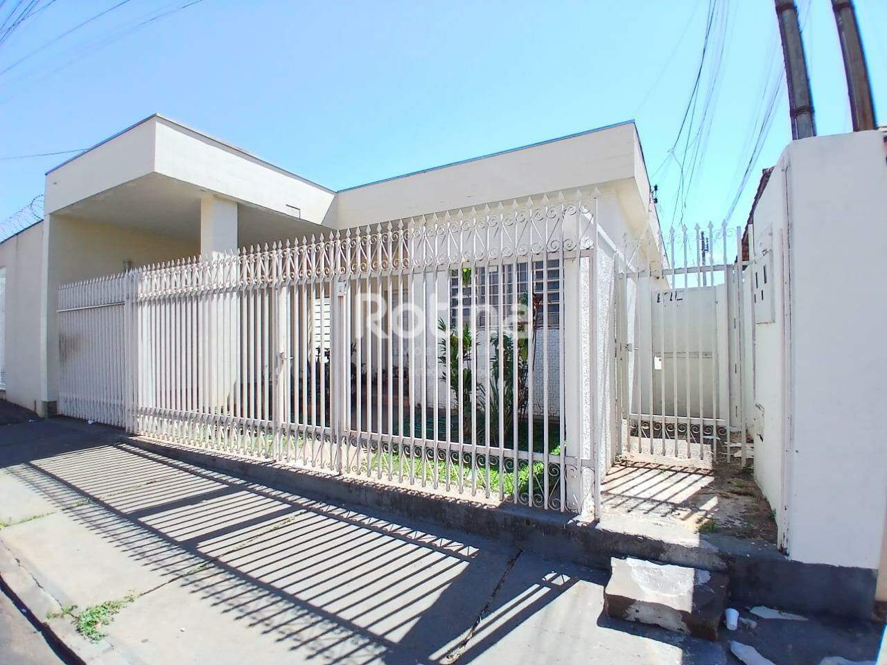 Casa para alugar, 2 quartos em Uberlândia no bairro Nossa Senhora Aparecida no valor de R$ 1.100,00 - Rotina Imobiliária: 