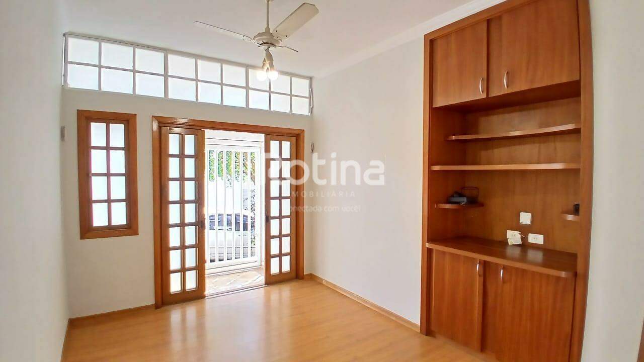 Casa para alugar, 3 quartos em Uberlândia no bairro Vigilato Pereira no valor de R$ 3.700,00 - Rotina Imobiliária: 