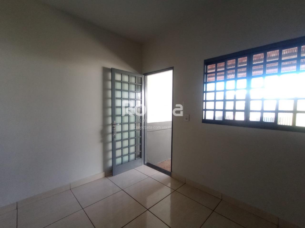 Casa para alugar, 3 quartos em Uberlândia no bairro Brasil no valor de R$ 1.500,00 - Rotina Imobiliária: 