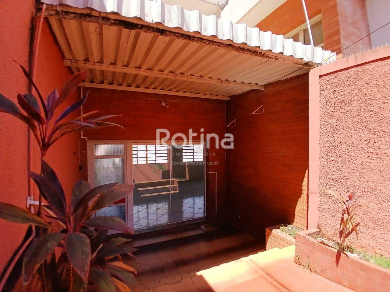 Casa para alugar, 5 quartos em Uberlândia no bairro Martins no valor de R$ 3.000,00 - Rotina Imobiliária: 