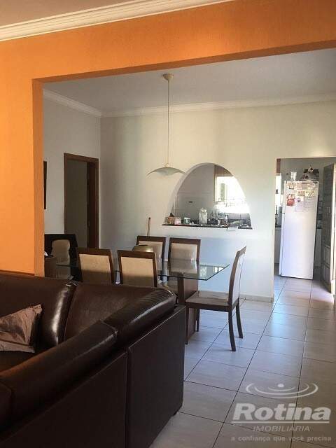 Casa à venda, 4 quartos em Uberlândia no bairro Cidade Jardim no valor de R$ 990.000,00 - Rotina Imobiliária: 0107077e.jpg