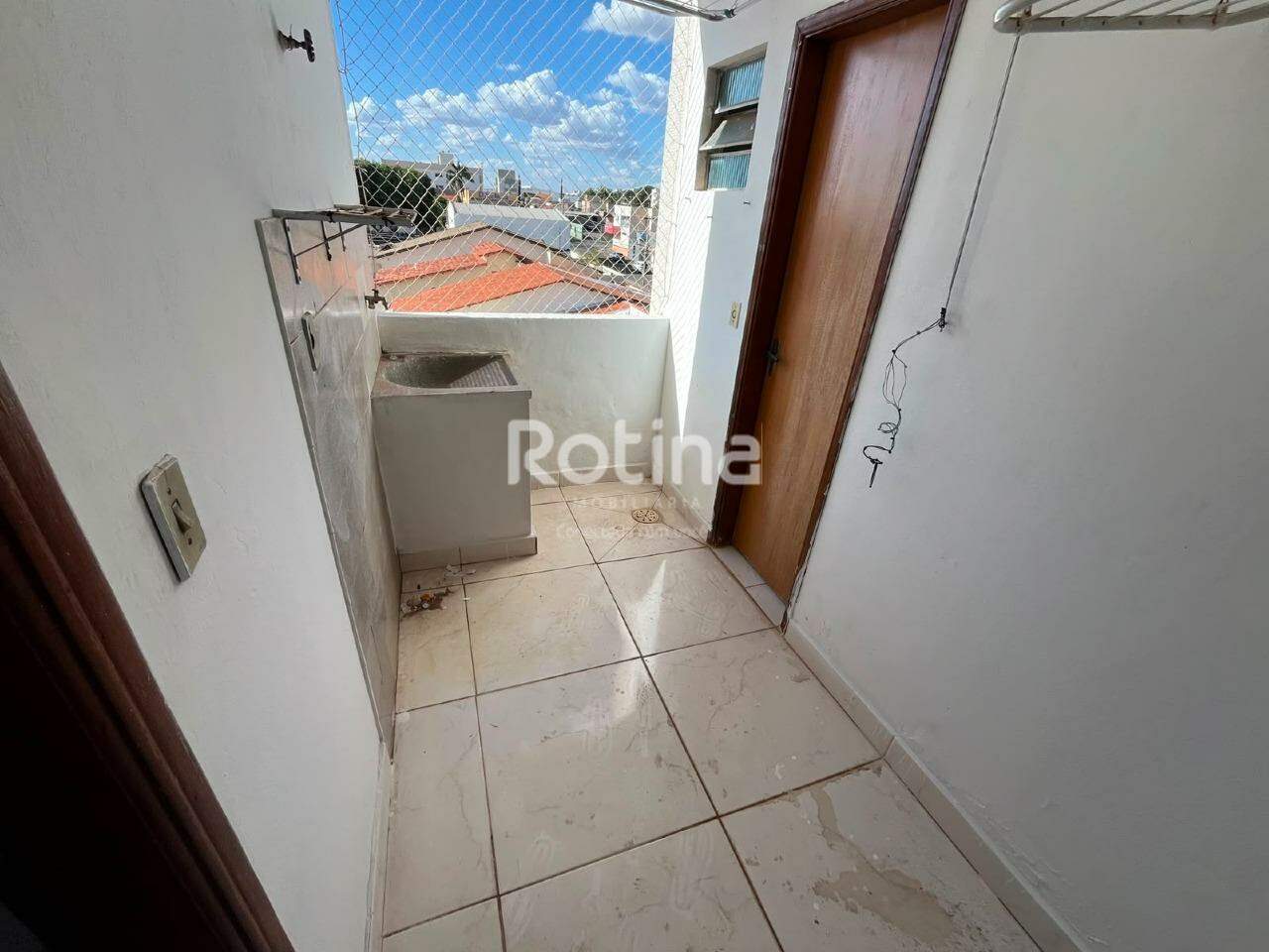 Apartamento para alugar, 3 quartos em Uberlândia no bairro Santa Mônica no valor de R$ 1.700,00 - Rotina Imobiliária: 