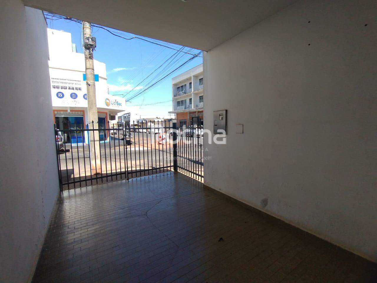 Casa para alugar, 3 quartos em Uberlândia no bairro Brasil no valor de R$ 1.450,00 - Rotina Imobiliária: 