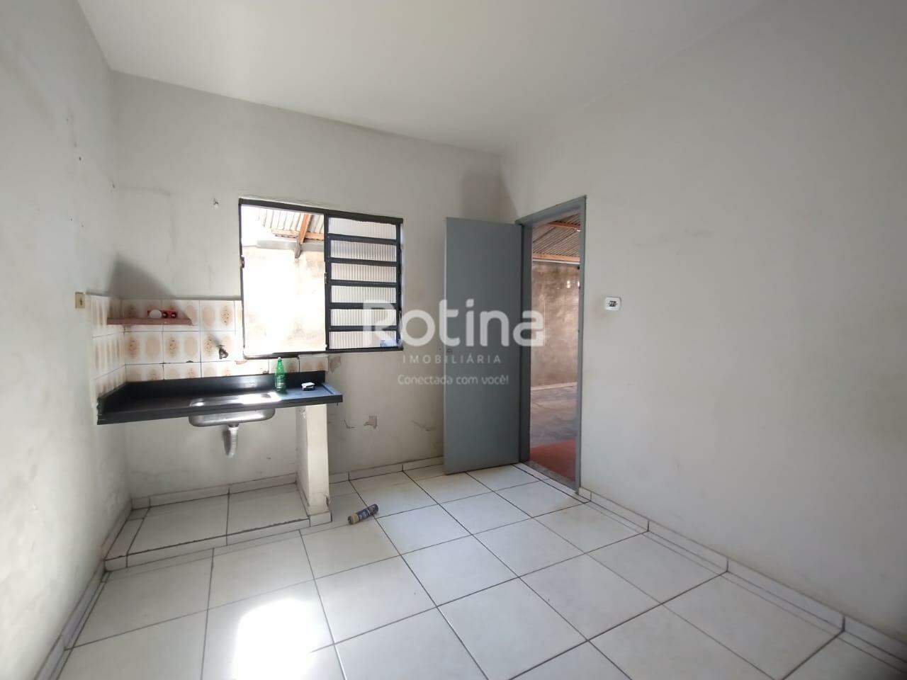 Casa para alugar, 3 quartos em Uberlândia no bairro Brasil no valor de R$ 1.450,00 - Rotina Imobiliária: 