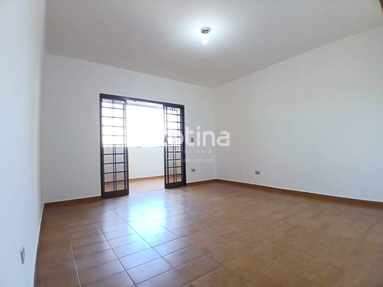 Apartamento para alugar, 3 quartos em Uberlândia no bairro Nossa Senhora Aparecida no valor de R$ 2.500,00 - Rotina Imobiliária: 