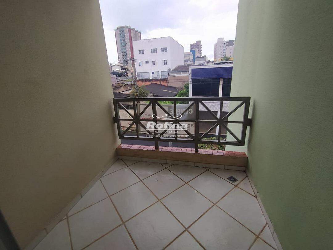 Apartamento para alugar, 3 quartos em Uberlândia no bairro Cazeca no valor de R$ 2.000,00 - Rotina Imobiliária: 