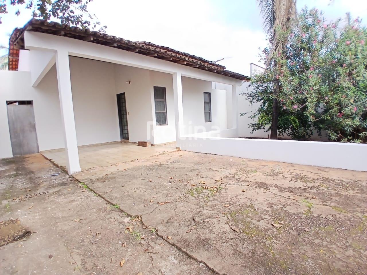 Casa para alugar, 3 quartos em Uberlândia no bairro Segismundo Pereira no valor de R$ 2.200,00 - Rotina Imobiliária: 