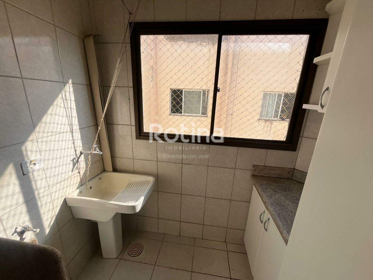 Apartamento para alugar, 3 quartos em Uberlândia no bairro Santa Mônica no valor de R$ 1.500,00 - Rotina Imobiliária: 