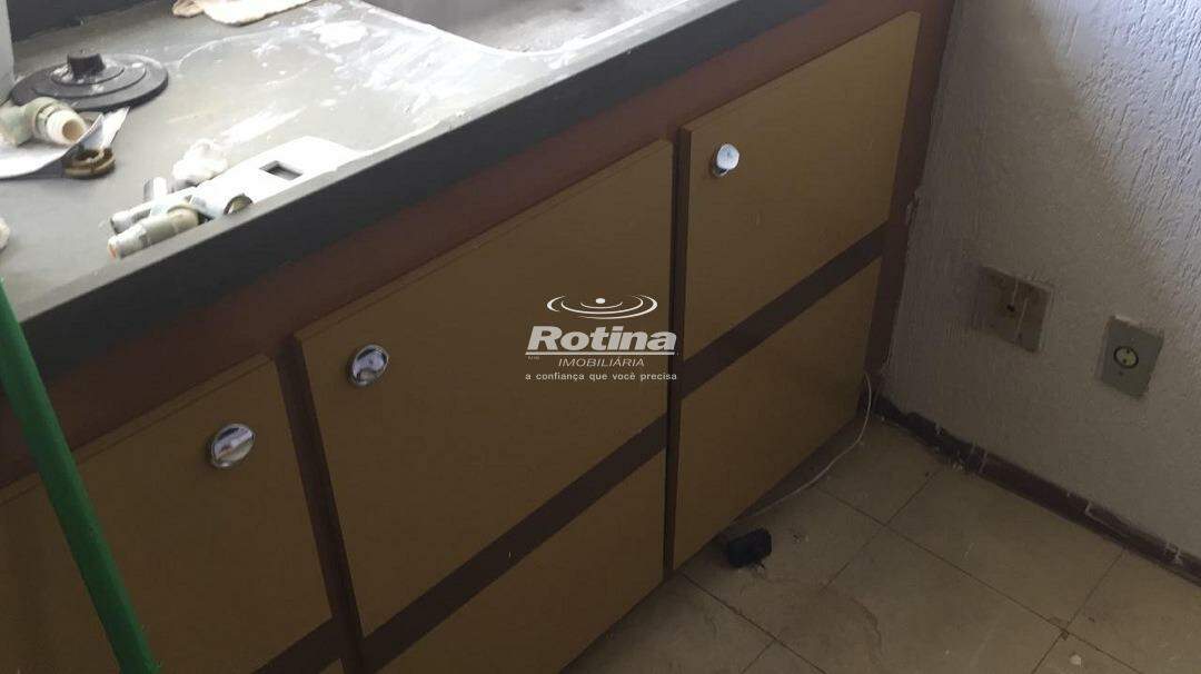 Sala para alugar, em Uberlândia no bairro Centro no valor de R$ 750,00 - Rotina Imobiliária: 