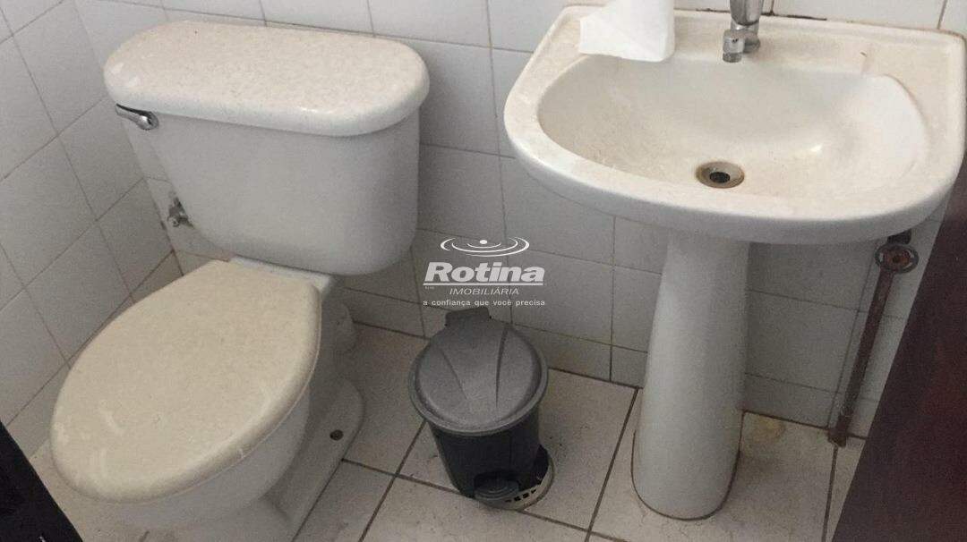 Sala para alugar, em Uberlândia no bairro Centro no valor de R$ 750,00 - Rotina Imobiliária: 