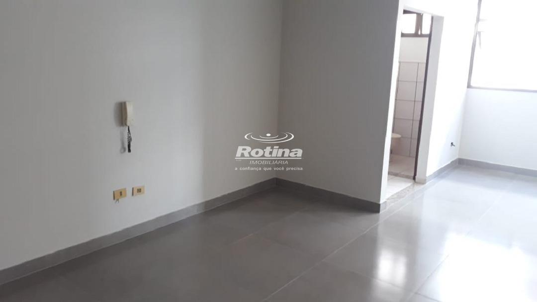 Sala para alugar, em Uberlândia no bairro Martins no valor de R$ 1.400,00 - Rotina Imobiliária: 