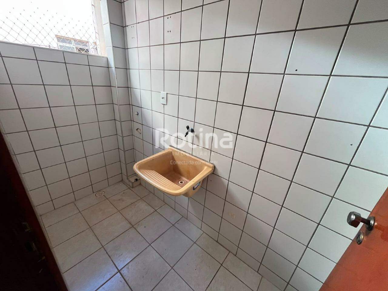 Apartamento para alugar, 3 quartos em Uberlândia no bairro Santa Mônica no valor de R$ 2.000,00 - Rotina Imobiliária: 