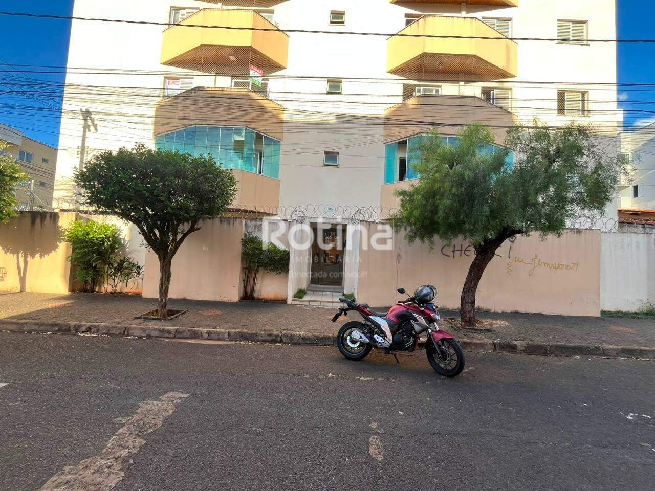 Apartamento para alugar, 3 quartos em Uberlândia no bairro Santa Mônica no valor de R$ 2.000,00 - Rotina Imobiliária: 