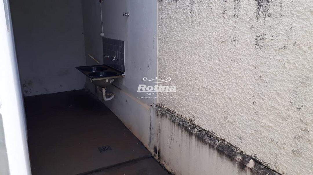 Casa para alugar, 2 quartos em Uberlândia no bairro Presidente Roosevelt no valor de R$ 800,00 - Rotina Imobiliária: 