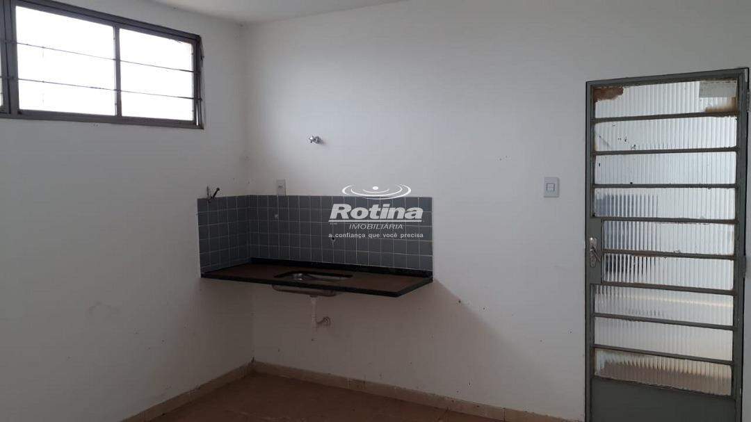 Casa para alugar, 2 quartos em Uberlândia no bairro Presidente Roosevelt no valor de R$ 800,00 - Rotina Imobiliária: 