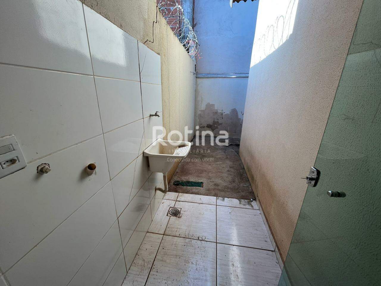 Casa para alugar, 2 quartos em Uberlândia no bairro Shopping Park no valor de R$ 1.350,00 - Rotina Imobiliária: 