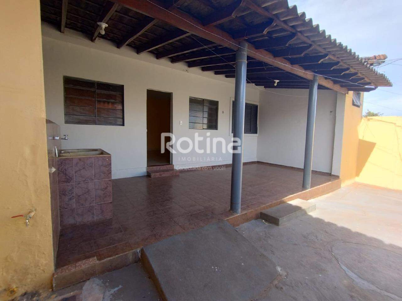 Casa para alugar, 3 quartos em Uberlândia no bairro Tabajaras no valor de R$ 1.600,00 - Rotina Imobiliária: 