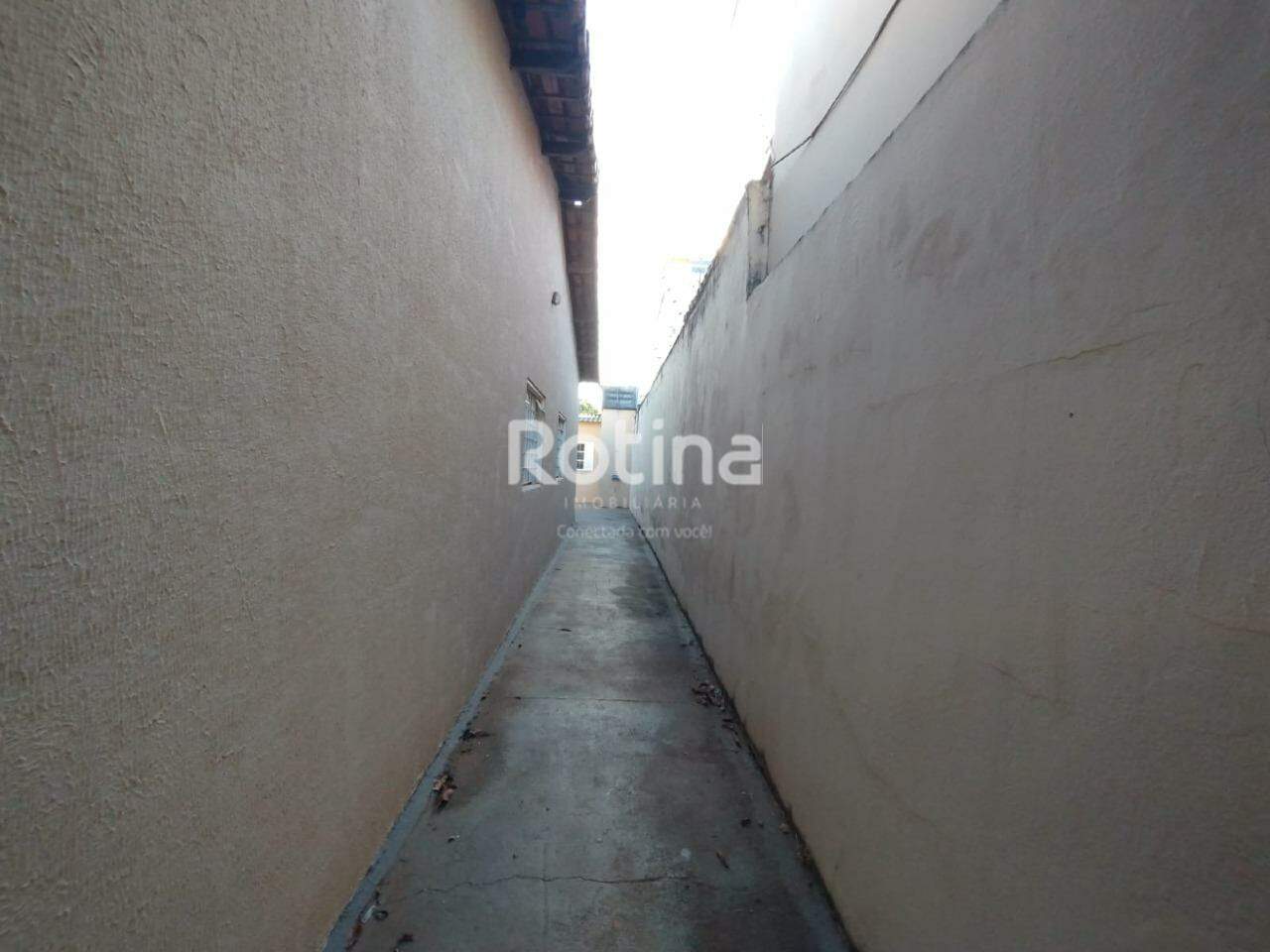 Casa para alugar, 1 quarto em Uberlândia no bairro Santa Mônica no valor de R$ 990,00 - Rotina Imobiliária: 