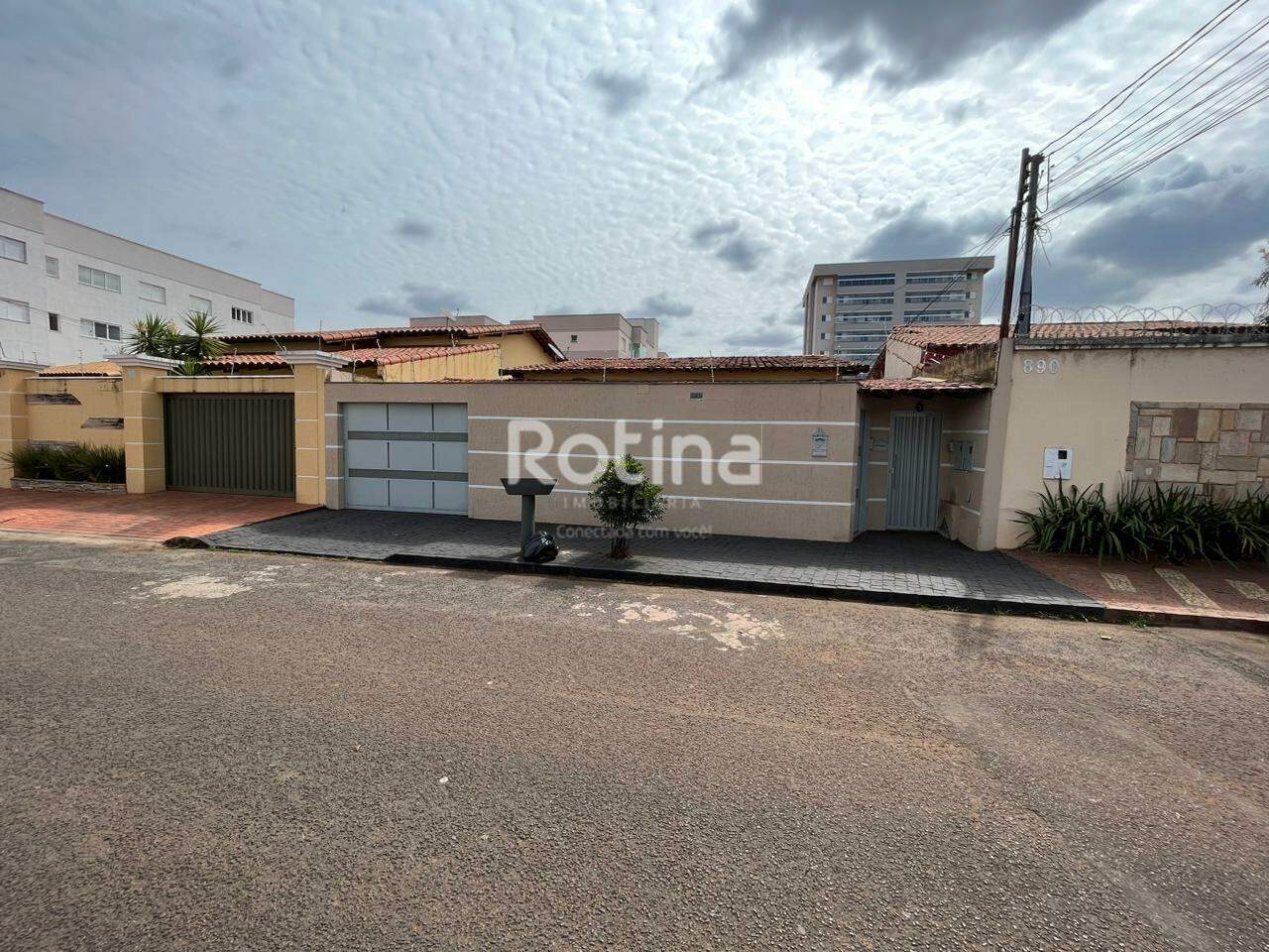 Casa para alugar, 1 quarto em Uberlândia no bairro Santa Mônica no valor de R$ 990,00 - Rotina Imobiliária: 