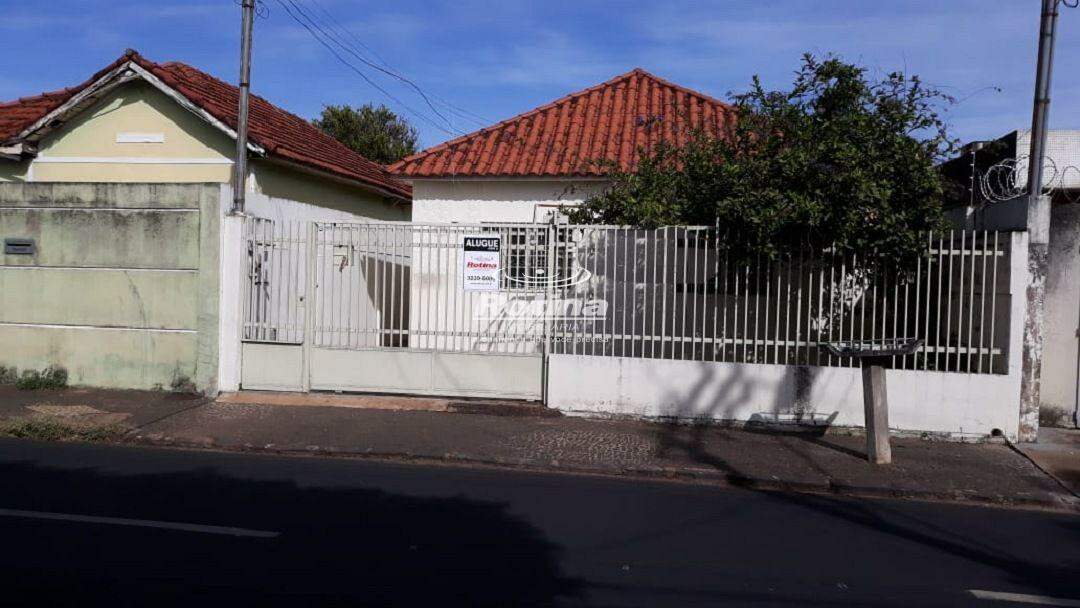Casa para alugar, 2 quartos em Uberlândia no bairro Martins no valor de R$ 950,00 - Rotina Imobiliária: 