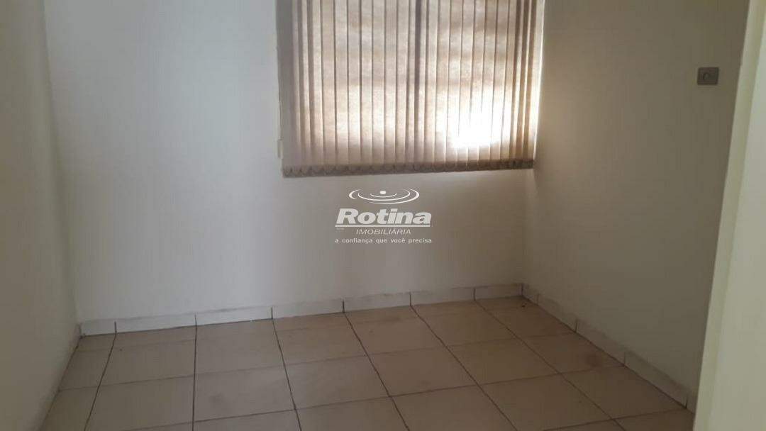 Casa para alugar, 2 quartos em Uberlândia no bairro Martins no valor de R$ 950,00 - Rotina Imobiliária: 