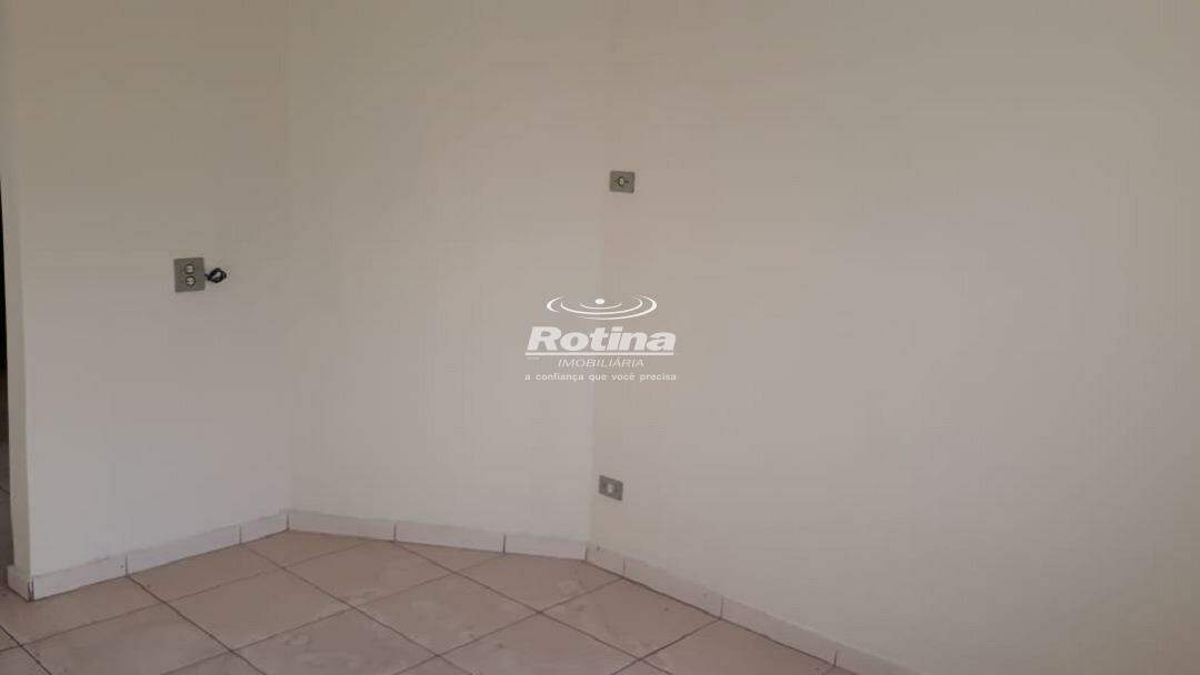 Casa para alugar, 2 quartos em Uberlândia no bairro Martins no valor de R$ 950,00 - Rotina Imobiliária: 