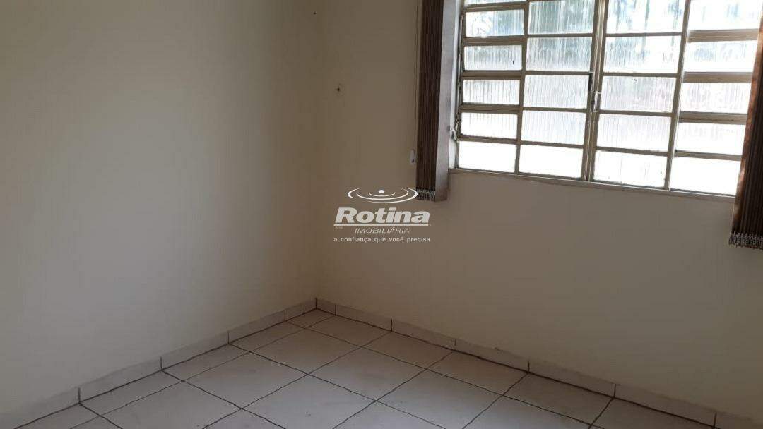 Casa para alugar, 2 quartos em Uberlândia no bairro Martins no valor de R$ 950,00 - Rotina Imobiliária: 
