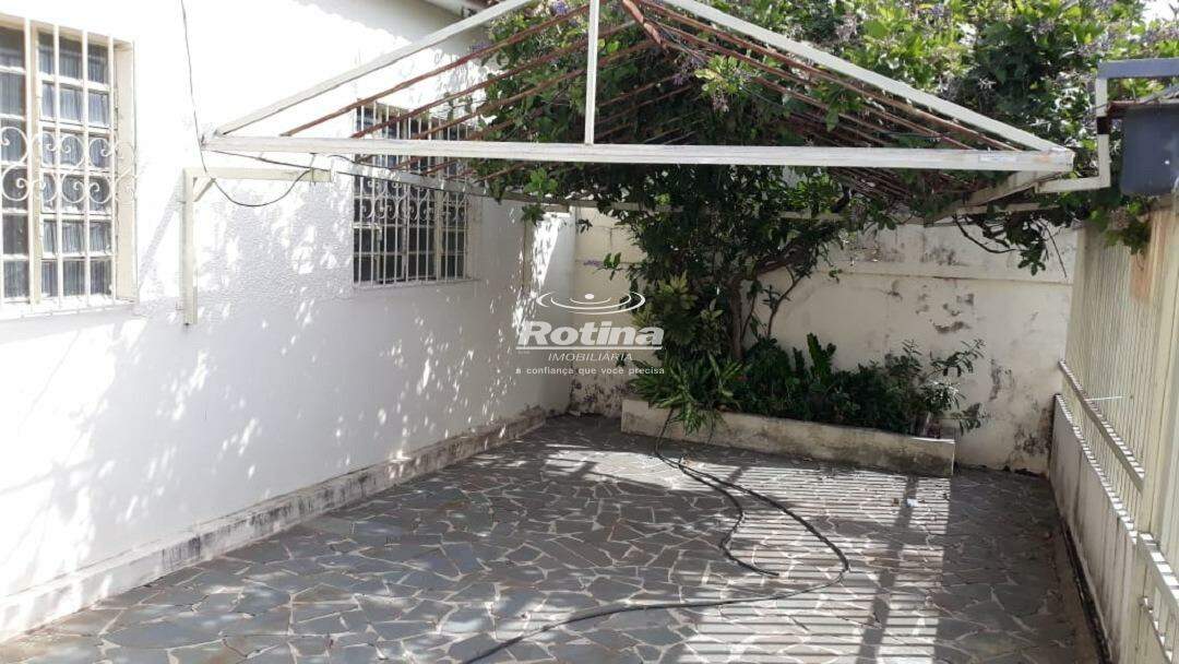 Casa para alugar, 2 quartos em Uberlândia no bairro Martins no valor de R$ 950,00 - Rotina Imobiliária: 