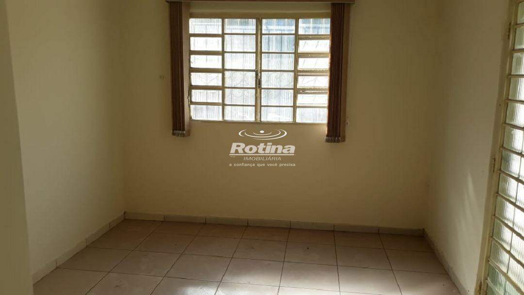 Casa para alugar, 2 quartos em Uberlândia no bairro Martins no valor de R$ 950,00 - Rotina Imobiliária: 