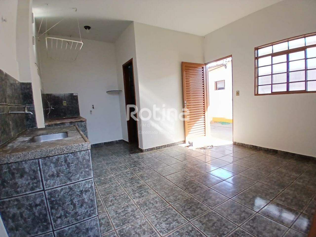 Casa para alugar, 2 quartos em Uberlândia no bairro Nossa Senhora Aparecida no valor de R$ 1.400,00 - Rotina Imobiliária: 