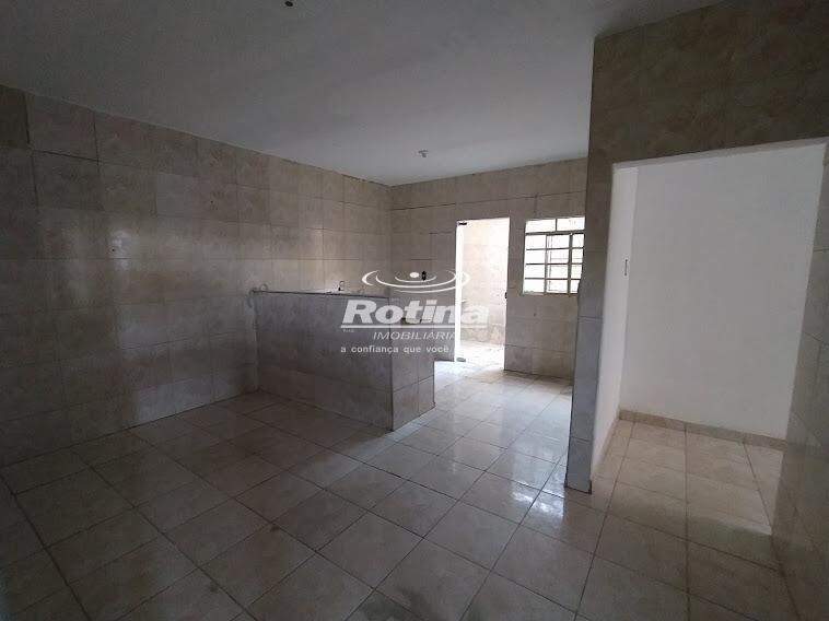 Casa para alugar, 3 quartos em Uberlândia no bairro Granada no valor de R$ 2.000,00 - Rotina Imobiliária: 