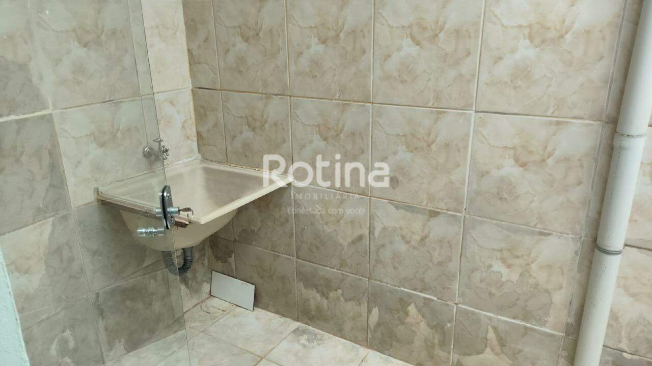 Casa para alugar, 3 quartos em Uberlândia no bairro Granada no valor de R$ 2.000,00 - Rotina Imobiliária: 