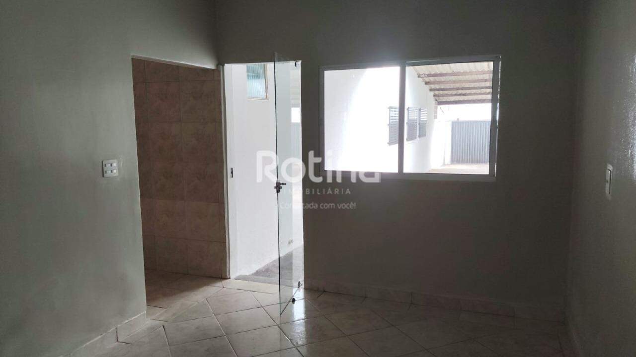 Casa para alugar, 3 quartos em Uberlândia no bairro Granada no valor de R$ 2.000,00 - Rotina Imobiliária: 