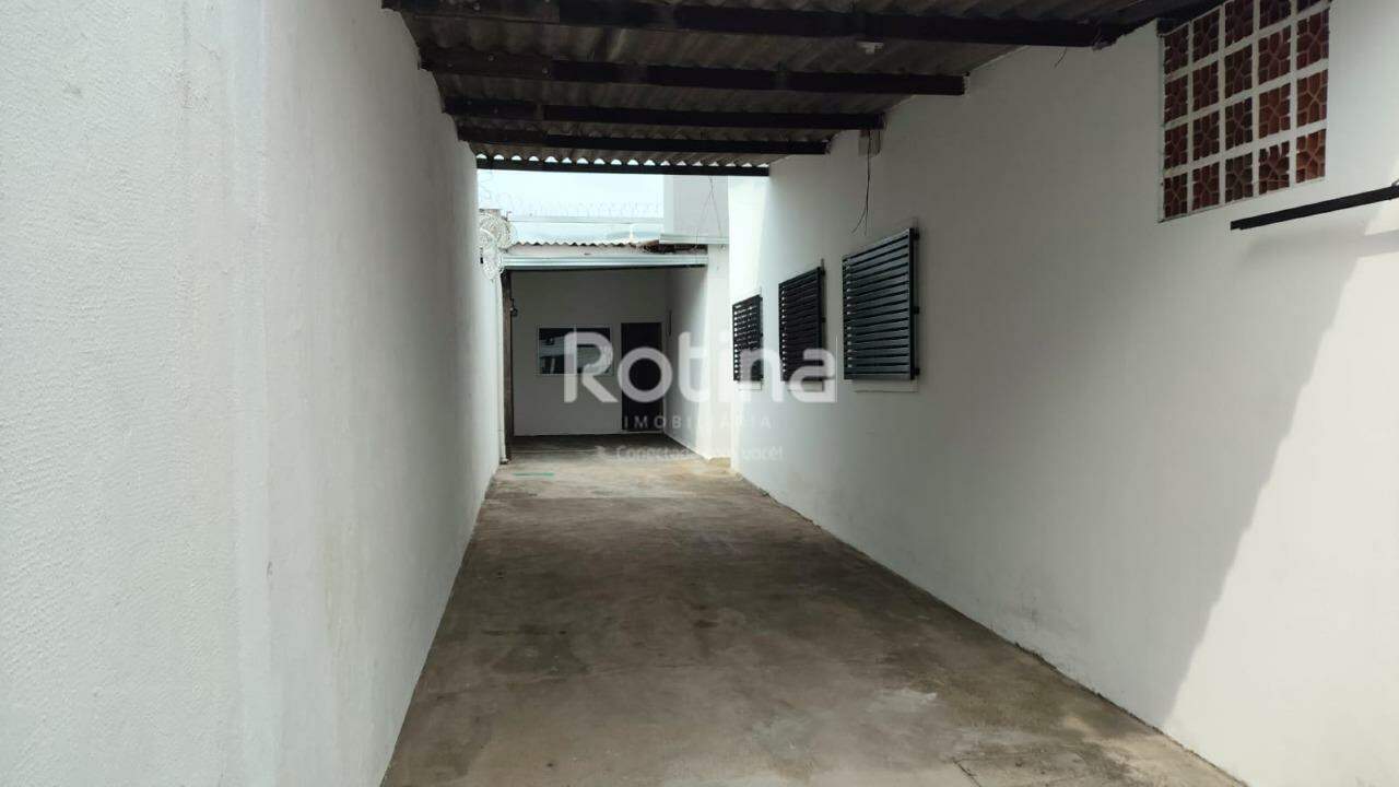 Casa para alugar, 3 quartos em Uberlândia no bairro Granada no valor de R$ 2.000,00 - Rotina Imobiliária: 