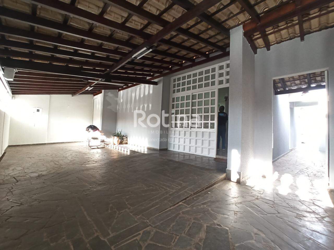 Casa para alugar, 3 quartos em Uberlândia no bairro Brasil no valor de R$ 2.600,00 - Rotina Imobiliária: 