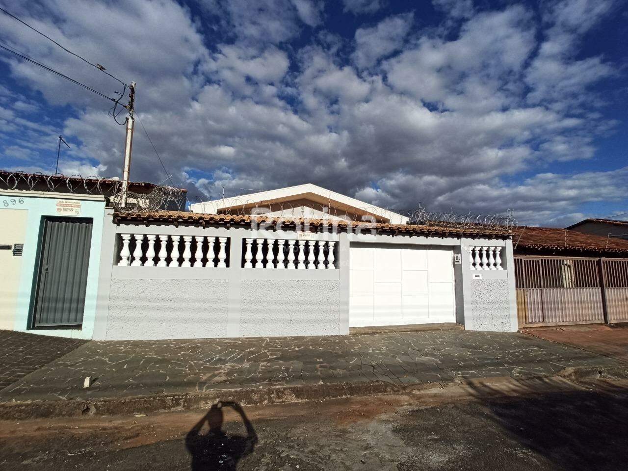 Casa para alugar, 3 quartos em Uberlândia no bairro Brasil no valor de R$ 2.600,00 - Rotina Imobiliária: 
